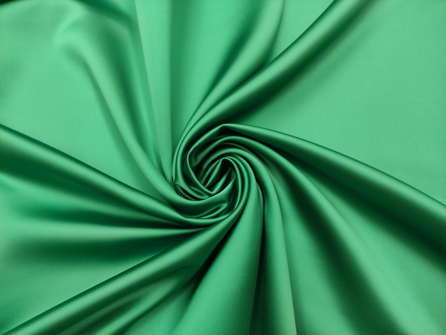 Tessuto Duchesse elasticizzato in tinta unita verde smeraldo - Iaia Tessuti