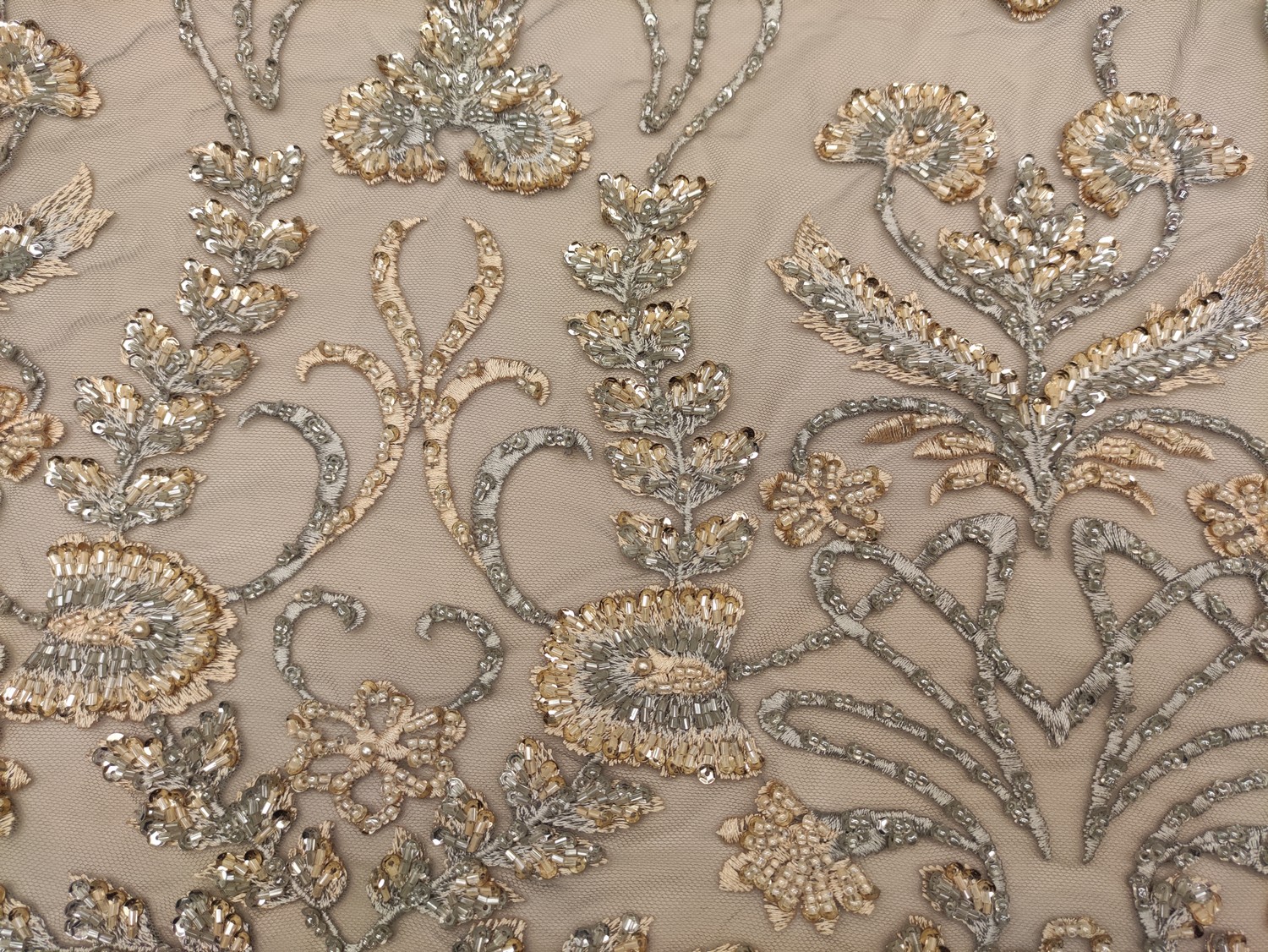 Tessuto tulle mano seta ricamato con pietre - con perle - con paillettes  motivo floreale barocco argento - oro - Iaia Tessuti