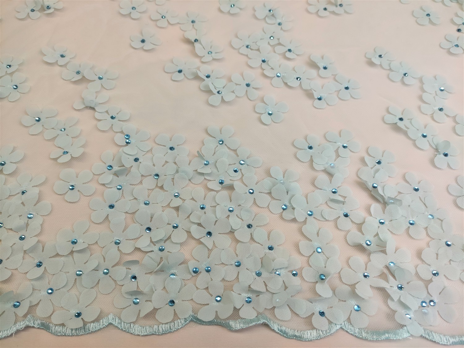 Tessuto Tulle mano seta ricamato con fiori in 3D e con strass celeste  pastello - Iaia Tessuti