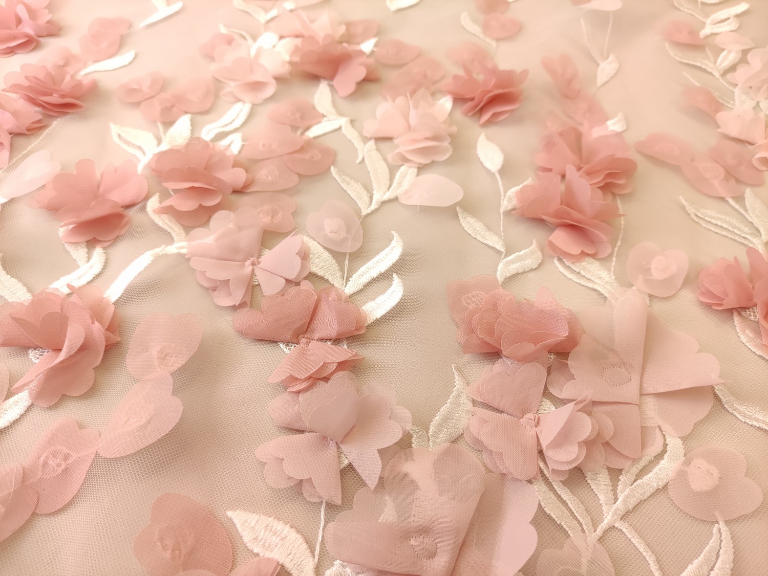 Tessuto Tulle mano seta ricamato con fiori in 3D rosa - Iaia Tessuti