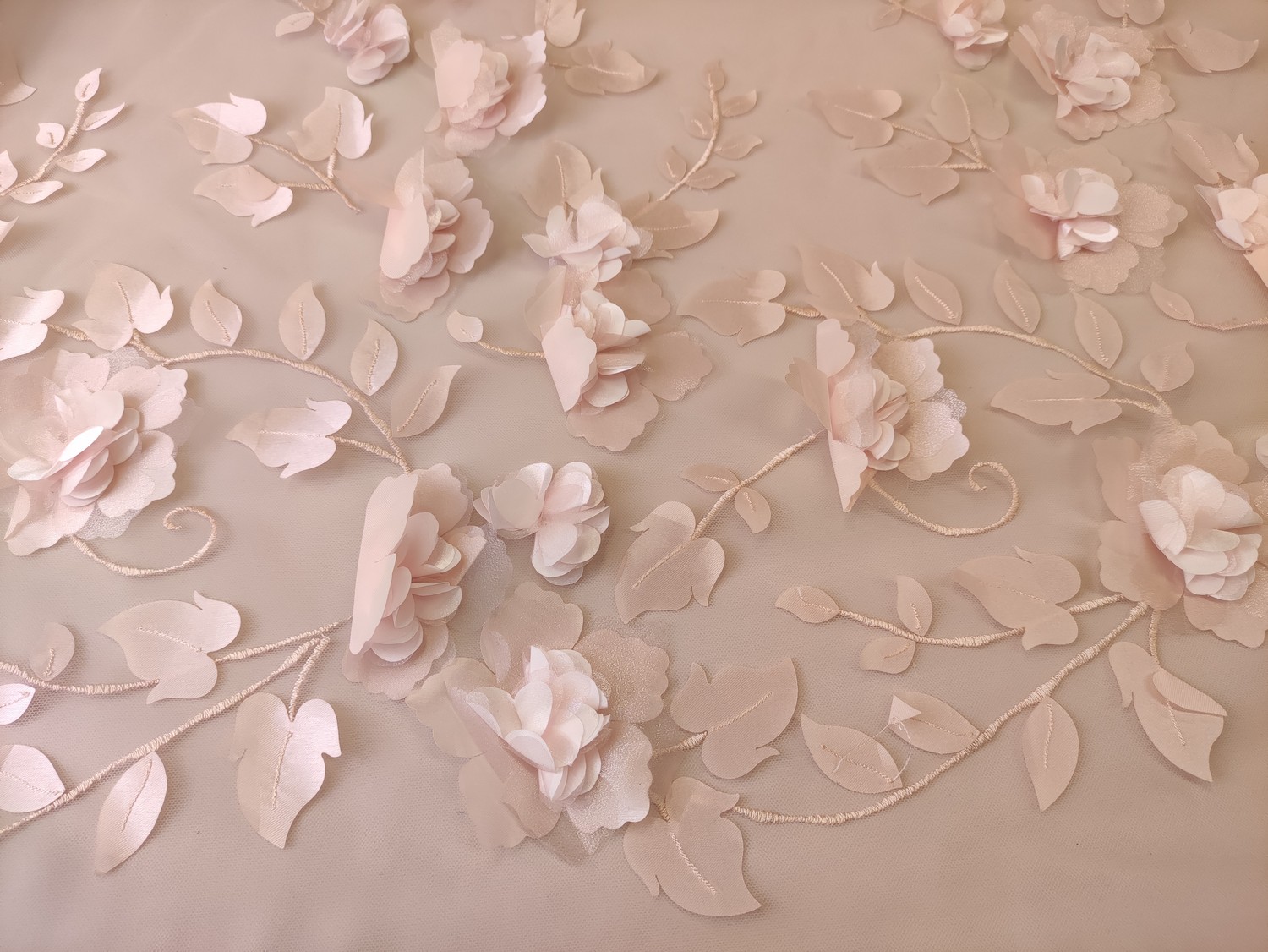 Tessuto Tulle mano seta ricamato con fiori in 3D rosa - Iaia Tessuti