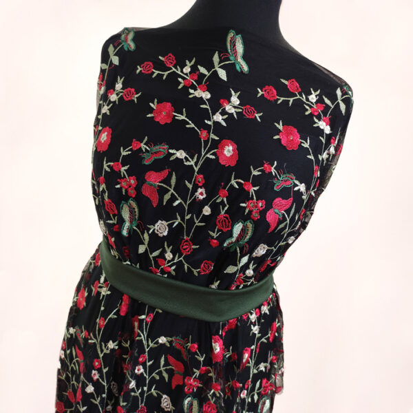 Tessuto Tulle - pizzo mano seta ricamato con fiori nero - verde - rosso