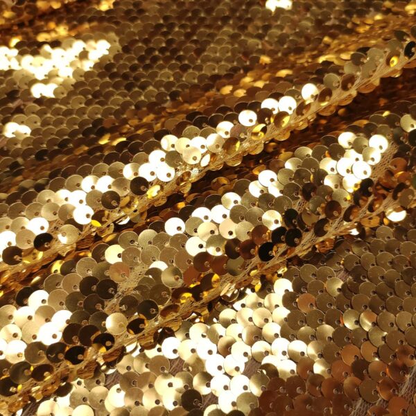 Tulle elasticizzato ricamato con paillettes grandi oro