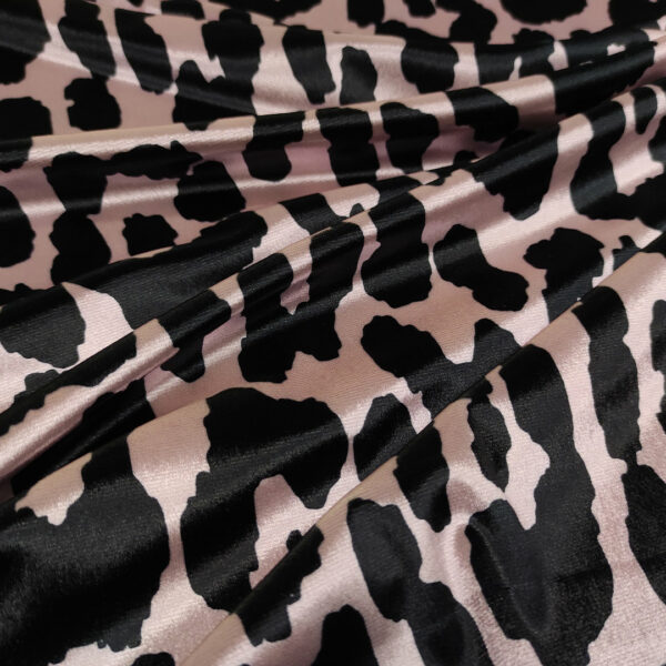 Tessuto velluto elasticizzato a fantasia motivo animalier rosa - nero