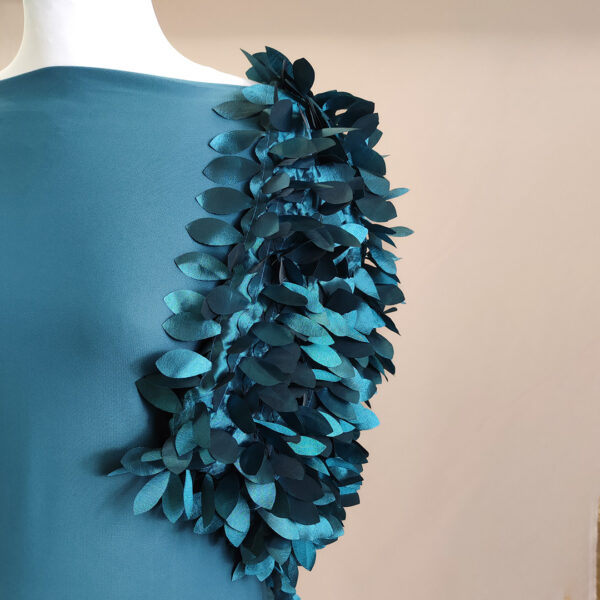 Tessuto taffetà ricamato con fiori 3d verde petrolio