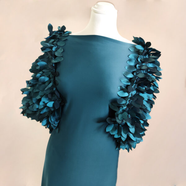 Tessuto taffetà ricamato con fiori 3d verde petrolio