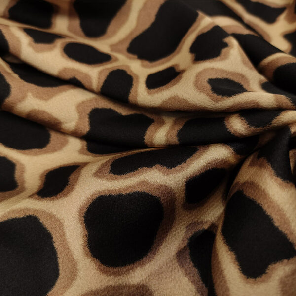 Tessuto Satin a fantasia motivo animalier marrone - nero - beige