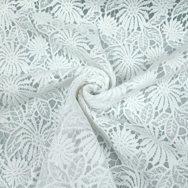 Tessuto Pizzo macramè doppiato con tessuto tulle motivo floreale bianco