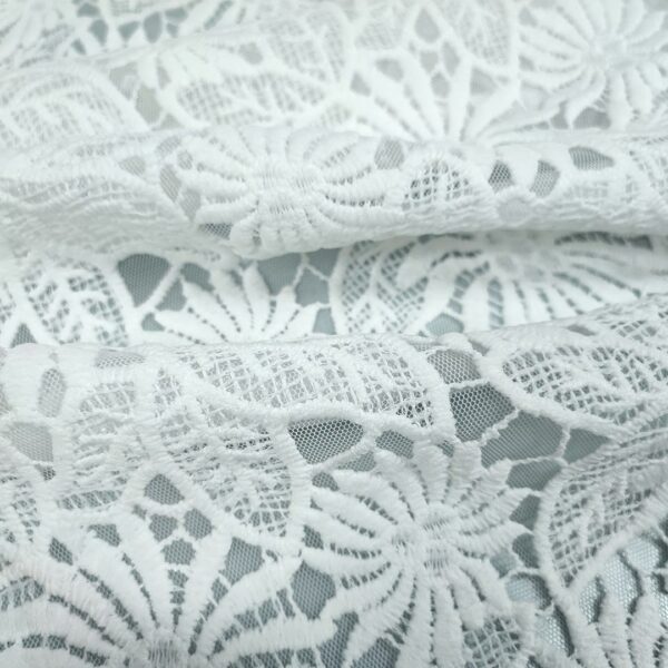 Tessuto Pizzo macramè doppiato con tessuto tulle motivo floreale bianco
