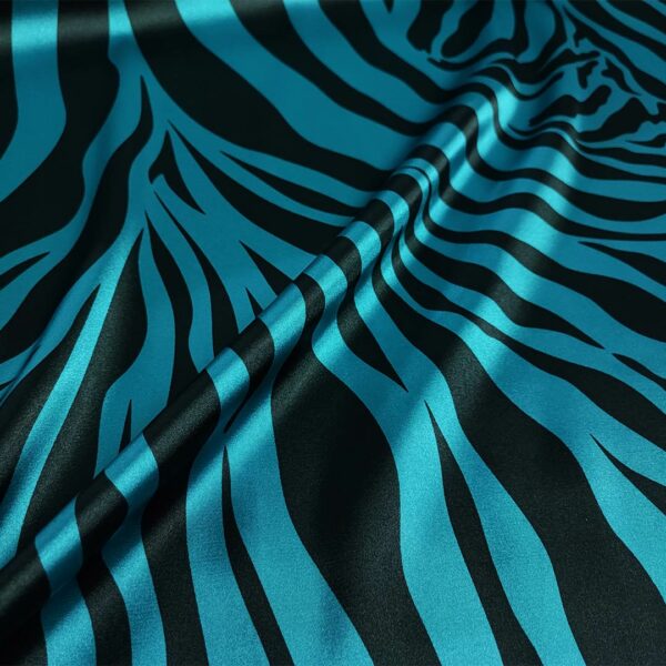 Tessuto Satin elasticizzato a fantasia motivo animalier verde ottanio - nero