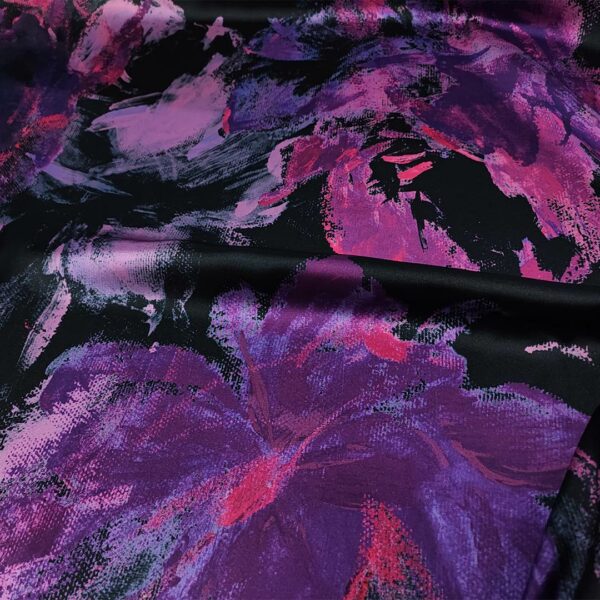 Tessuto Satin elasticizzato a fantasia motivo floreale nero - viola - magenta