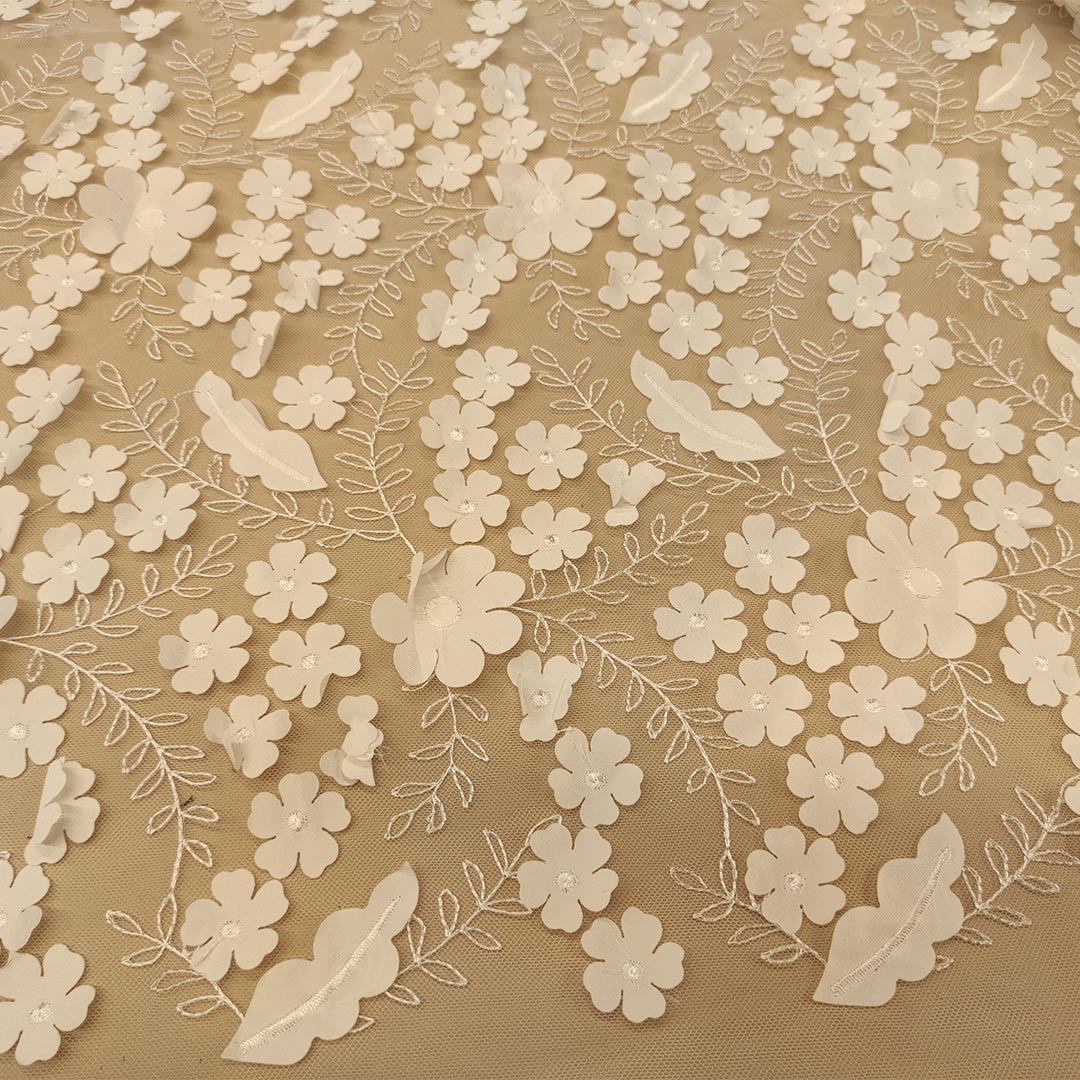 Tessuto Tulle - pizzo mano seta ricamato con fiori 3D bianco - Iaia Tessuti