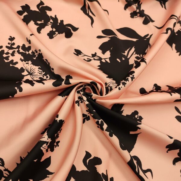 Tessuto Duchesse elasticizzato a fantasia motivo floreale rosa pesco - nero