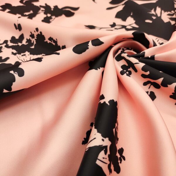Tessuto Duchesse elasticizzato a fantasia motivo floreale rosa pesco - nero