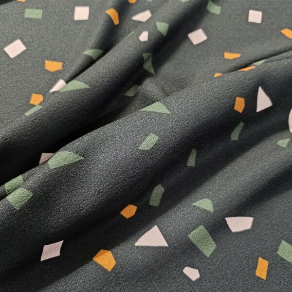 Tessuto Crepe elasticizzato a fantasia motivo astratto nero - ocra - rosa
