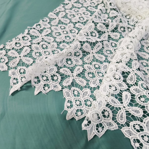 Tessuto Pizzo macramè doppio smerlo motivo floreale bianco seta