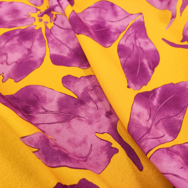 Tessuto Crepe elasticizzato a fantasia motivo floreale giallo - viola