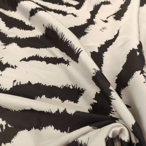 Tessuto Satin a fantasia motivo animalier nero - bianco