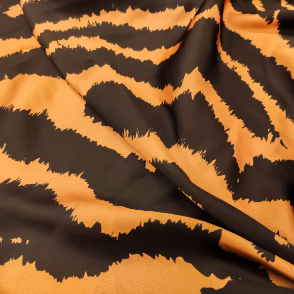 Tessuto Satin a fantasia motivo animalier nero - marroncino