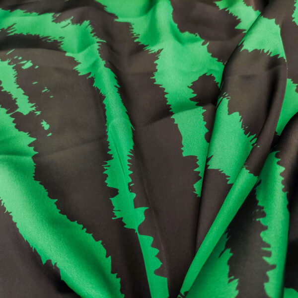 Tessuto Satin a fantasia motivo animalier nero - verde