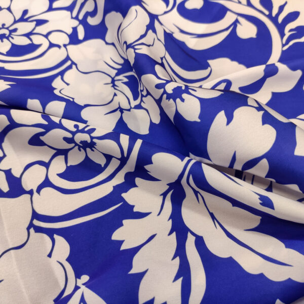 Tessuto Satin a fantasia motivo floreale bianco - blu elettrico