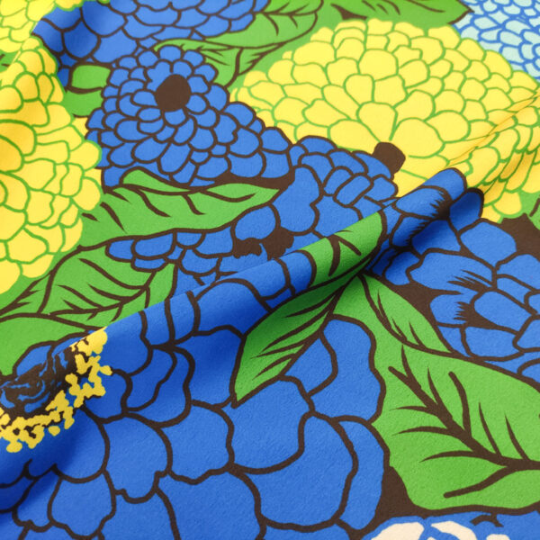 Tessuto Satin elasticizzato a fantasia motivo floreale blu elettrico - giallo - verde