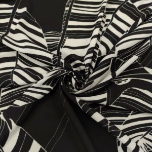 Tessuto Crepe a fantasia motivo astratto bianco - nero