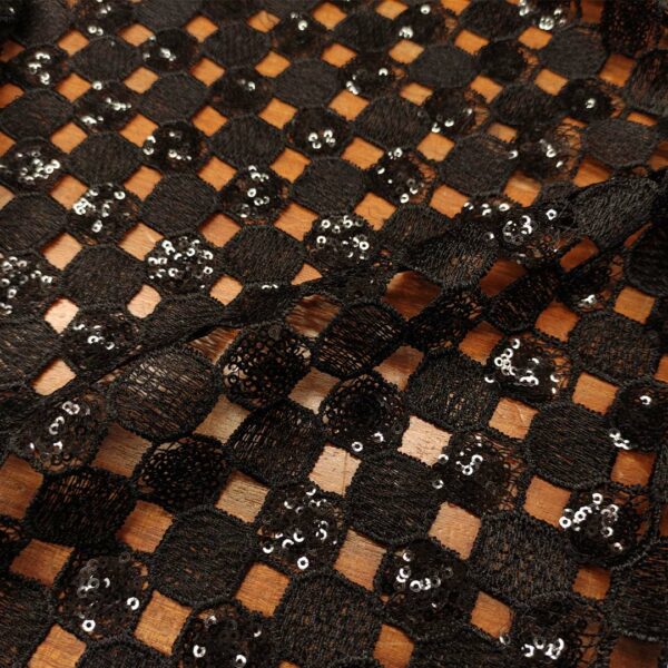 Tessuto Pizzo macramè ricamato con paillettes motivo geometrico nero