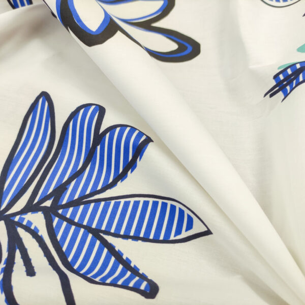 Tessuto Popeline di cotone a fantasia motivo floreale bianco - nero - blu elettrico