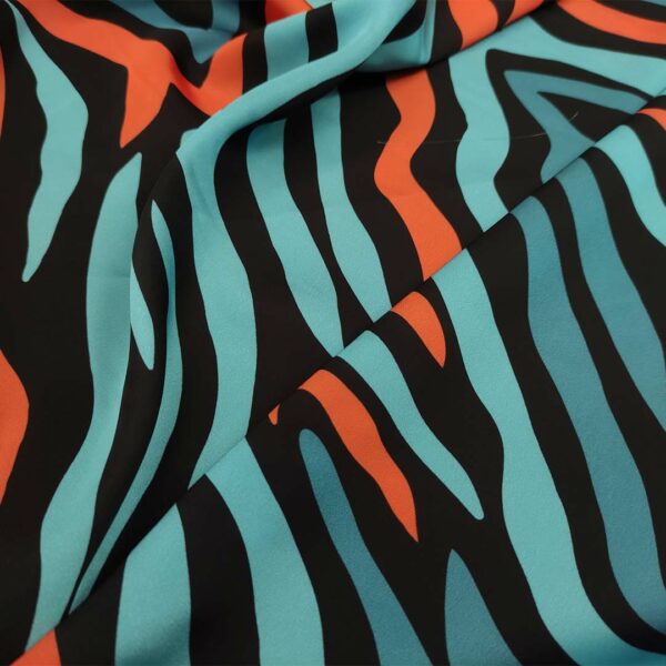 Tessuto Satin a fantasia motivo animalier nero - turchese - arancio