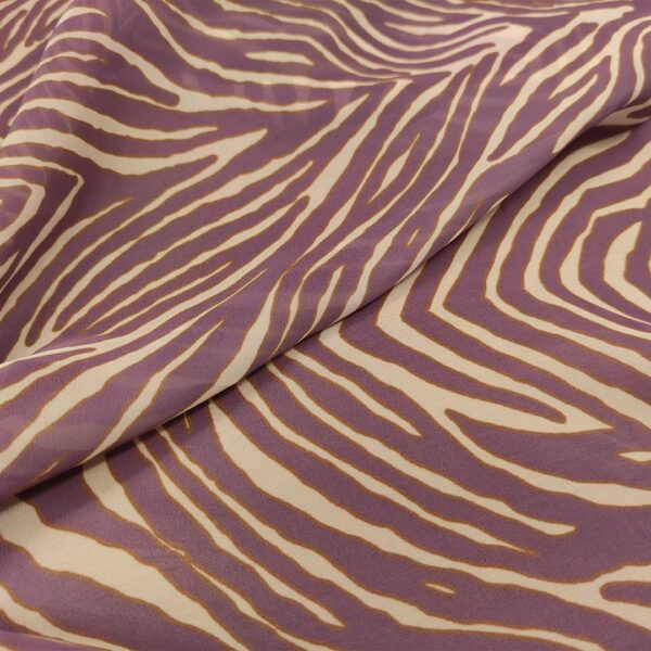 Tessuto Satin a fantasia motivo animalier panna - viola