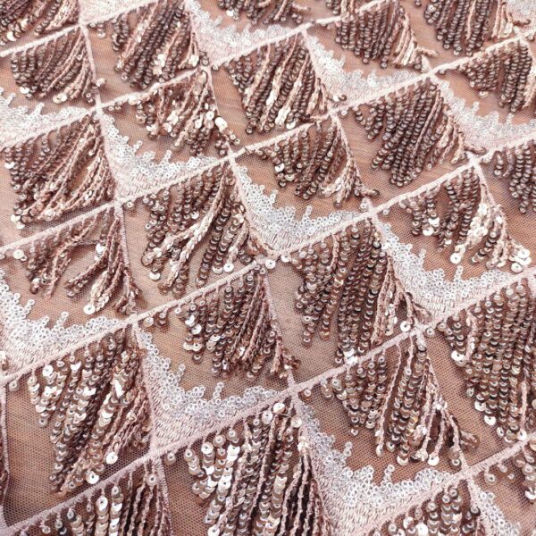 Tessuto Tulle elasticizzato ricamato con paillettes a frange rosa gold