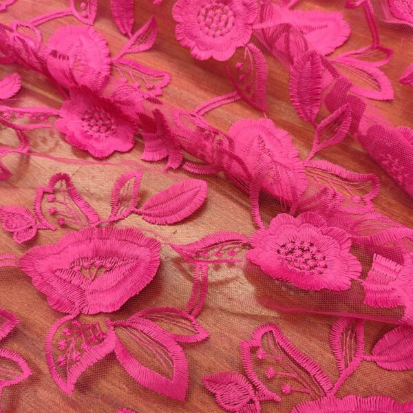 Tessuto Tulle ricamato motivo floreale fucsia