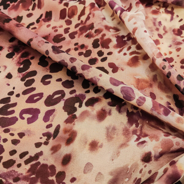 Tessuto Chiffon a fantasia motivo animalier beige - viola - marrone