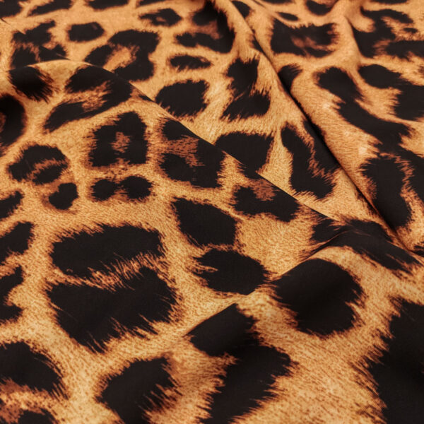 Tessuto Crepe morbido Elegance a fantasia motivo animalier marrone - marroncino