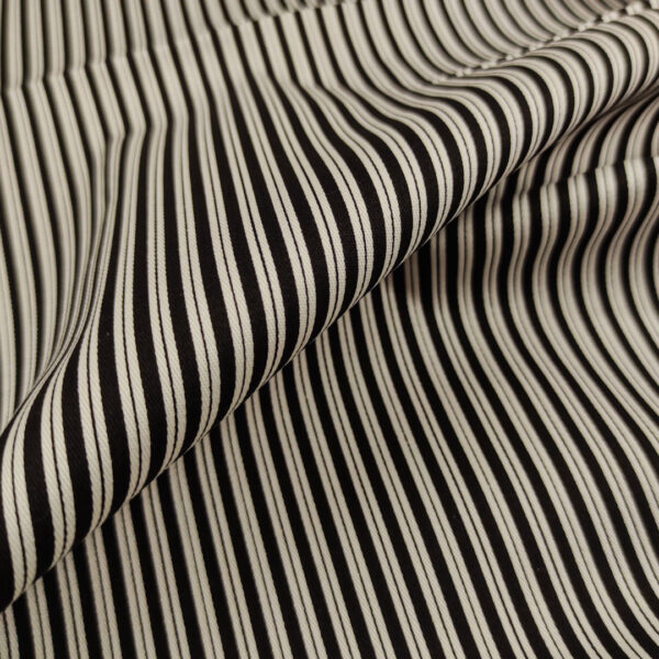 Tessuto Gabardine di Cotone a fantasia motivo rigato stretto bianco - nero