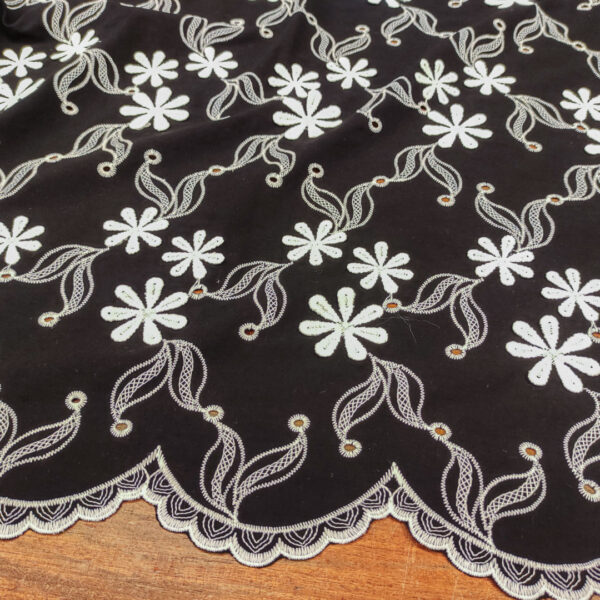 Tessuto Mussola di Cotone ricamato motivo floreale nero - bianco