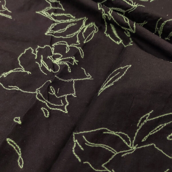 Tessuto Mussola di Cotone ricamato motivo floreale nero - verde