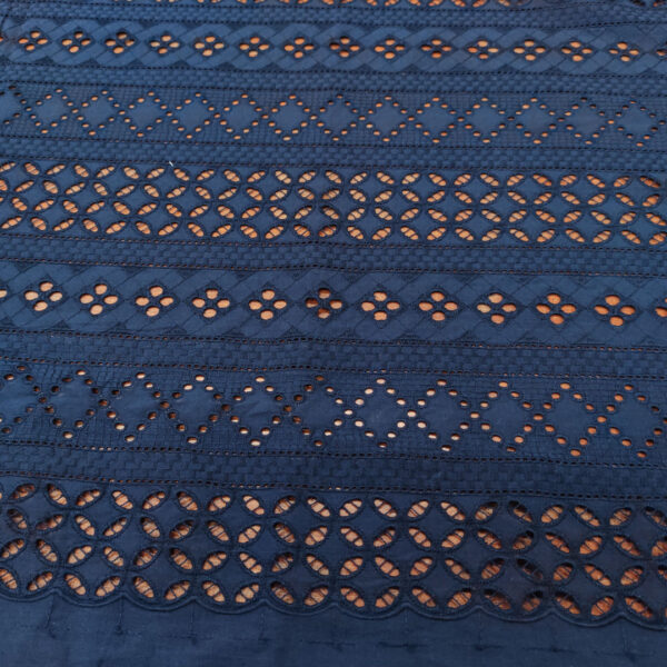 Tessuto Sangallo tinta unita motivo geometrico blu