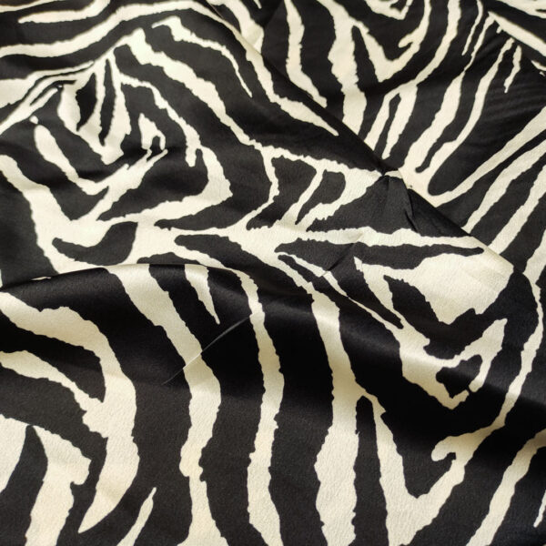 Tessuto Satin a fantasia motivo animalier panna - nero