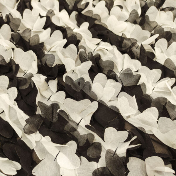Tessuto chiffon ricamato con fiori in 3D bianco - nero