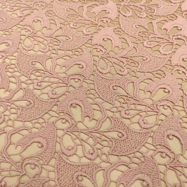 Tessuto Pizzo macramè motivo astratto rosa