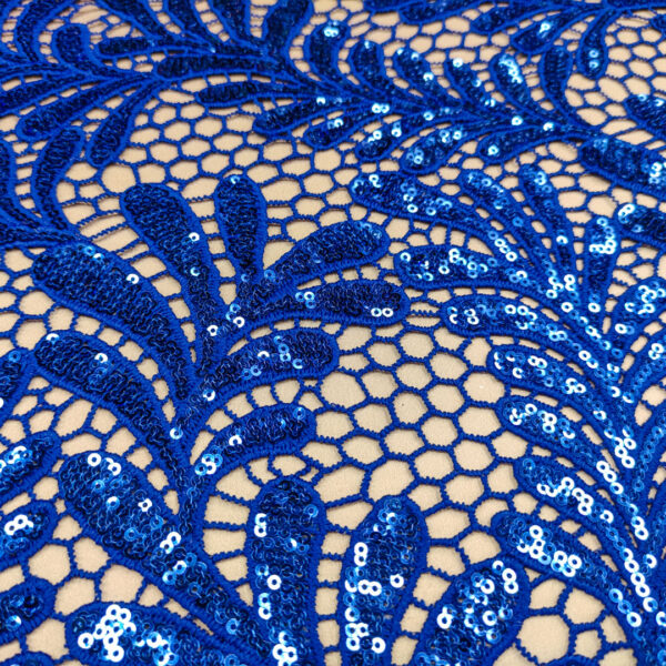 Tessuto Pizzo macramè ricamato con paillettes blu elettrico