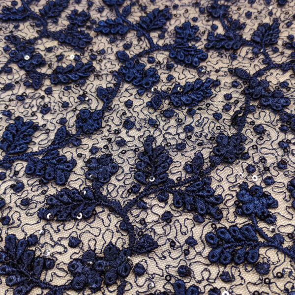 Tessuto pizzo ricamato con micro paillettes motivo floreale blu