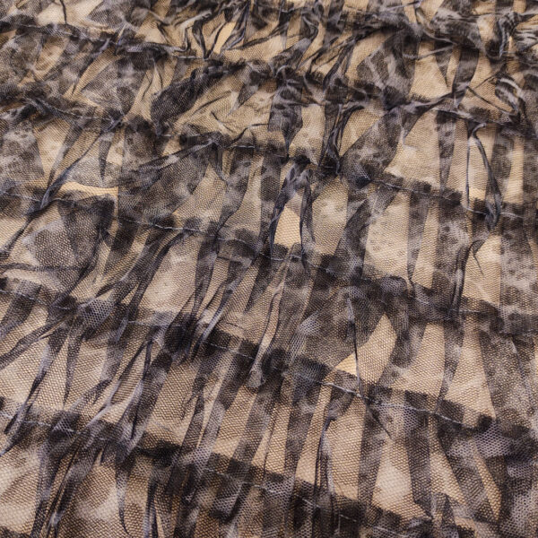 Tessuto Tulle mano seta con balze 3D in tulle motivo animalier nero - grigio