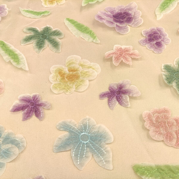 Tessuto Tulle mano seta ricamato con fiori in 3D celeste - verde - viola