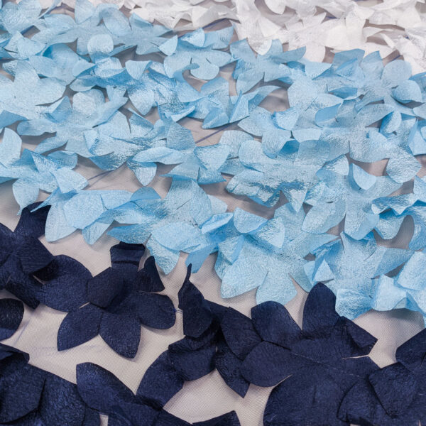 Tessuto Tulle mano seta ricamato con fiori in 3D bianco - celeste - blu