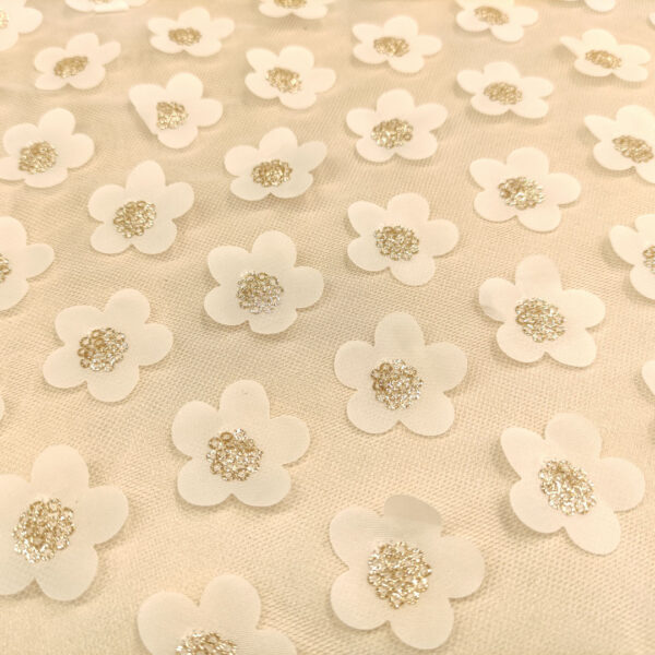 Tessuto Tulle mano seta ricamato con fiori in 3D bianco - oro