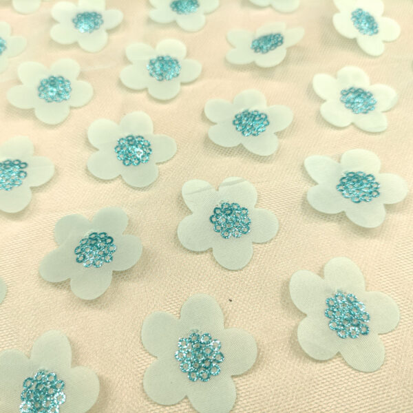 Tessuto Tulle mano seta ricamato con fiori in 3D turchese