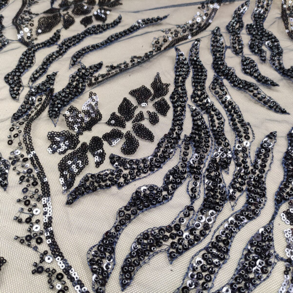 Tessuto Tulle mano seta ricamato con perline e paillettes motivo astratto blu